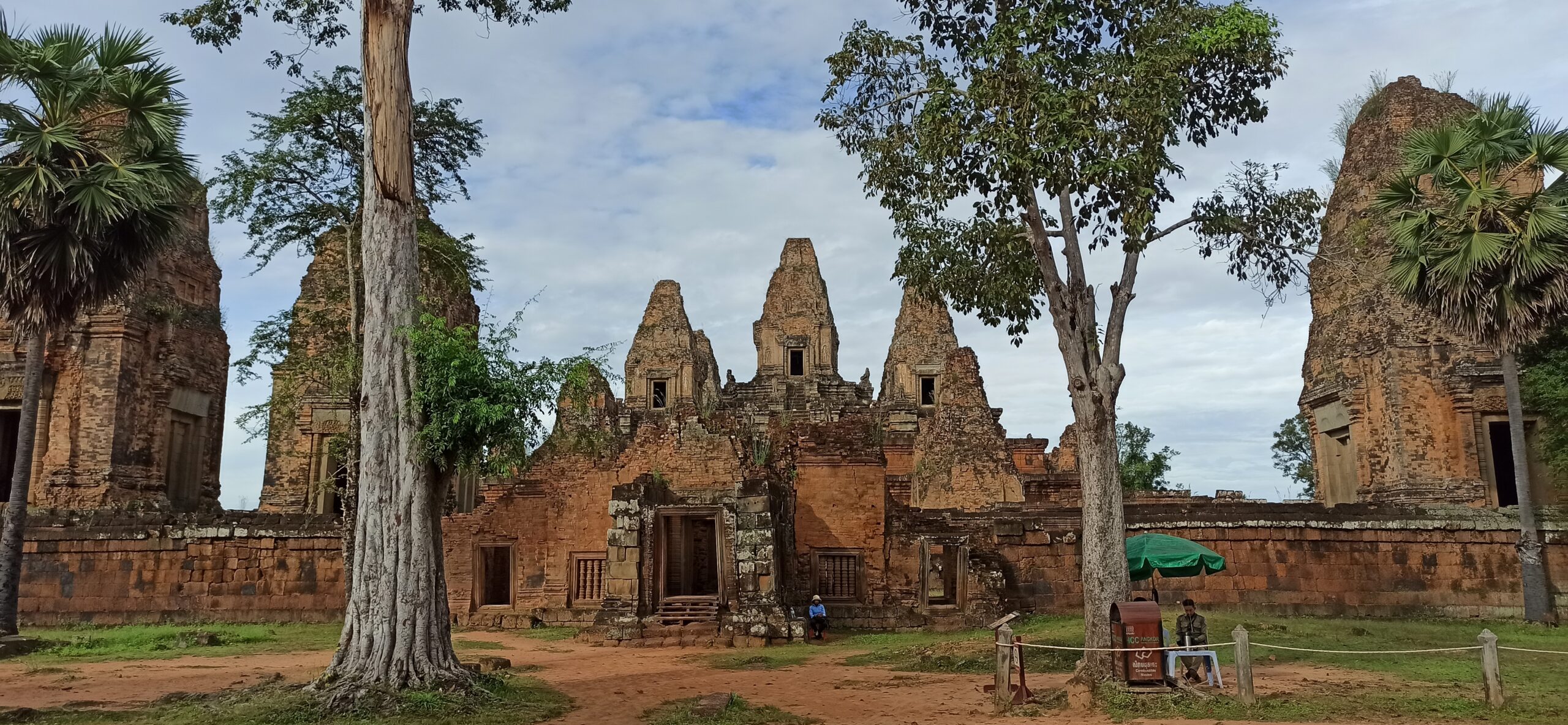 Itinerario 7 días en Camboya, Vista del templo Pre Rup al atardecer en Camboya