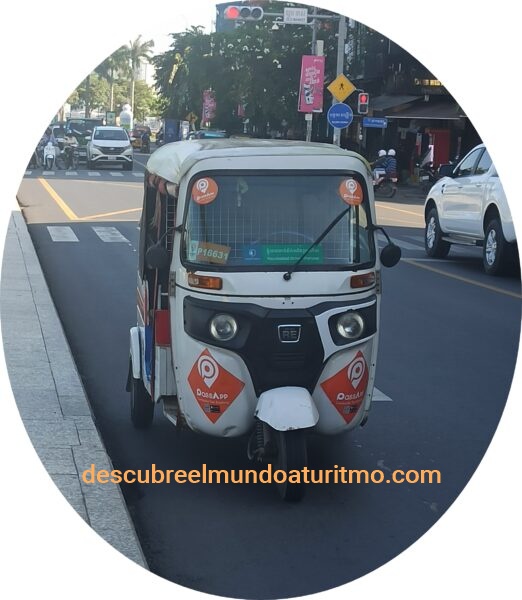  "Tuk-tuks modernos, baratos y negociables." "Negociar precios es parte del ritual, aunque a veces no vale la pena por ahorrar un dólar." "En ciudades como Phnom Penh, los tuk-tuks son la mejor opción, no las motos." 
