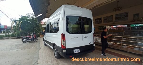  "Las minivans salvan tu cordura." "Moverse entre ciudades en Camboya: rápido, cómodo y con aire acondicionado." "Minivans: el MVP del transporte en Camboya." "Contrátalas en Bookaway o con Ekareach Express: comodidad asegurada." 