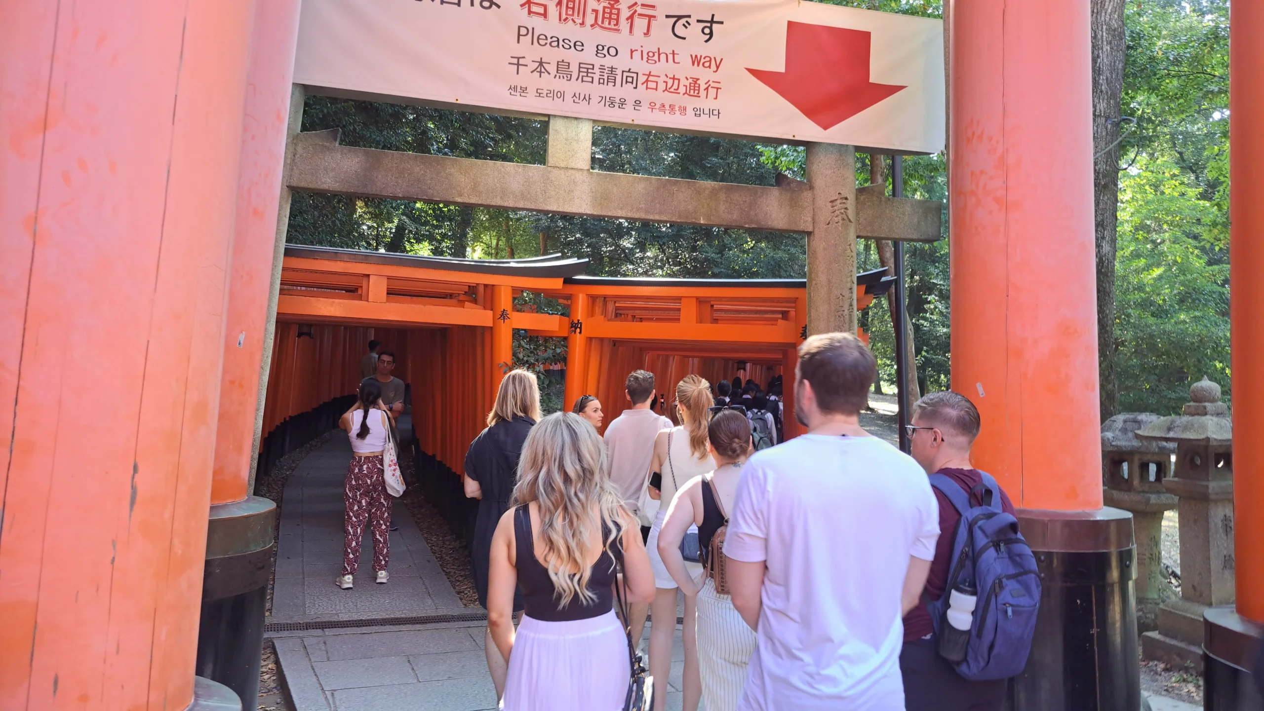 Imponente estatua de bronce del Gran Buda de Kamakura al aire libre, sentado en posición de meditación, una de las imágenes más reconocibles de Japón y parada esencial en tu itinerario Japón 23 días.