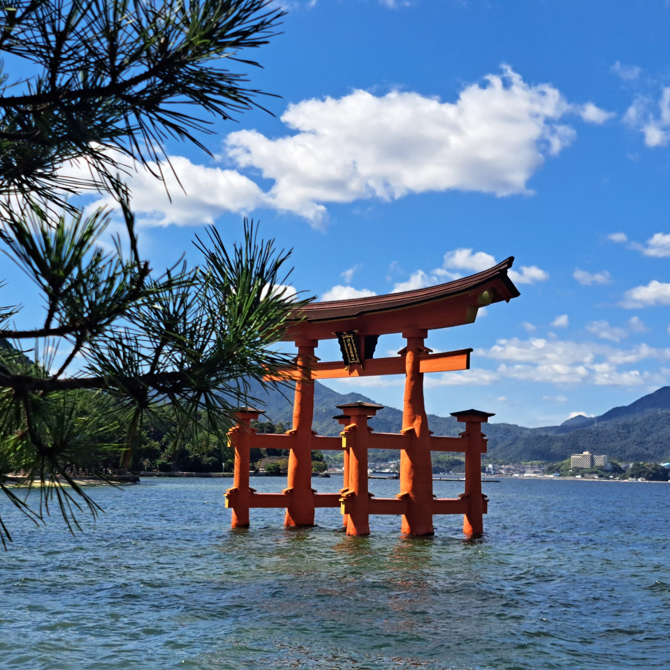 El Tori en medio del mar delante de Miyajima