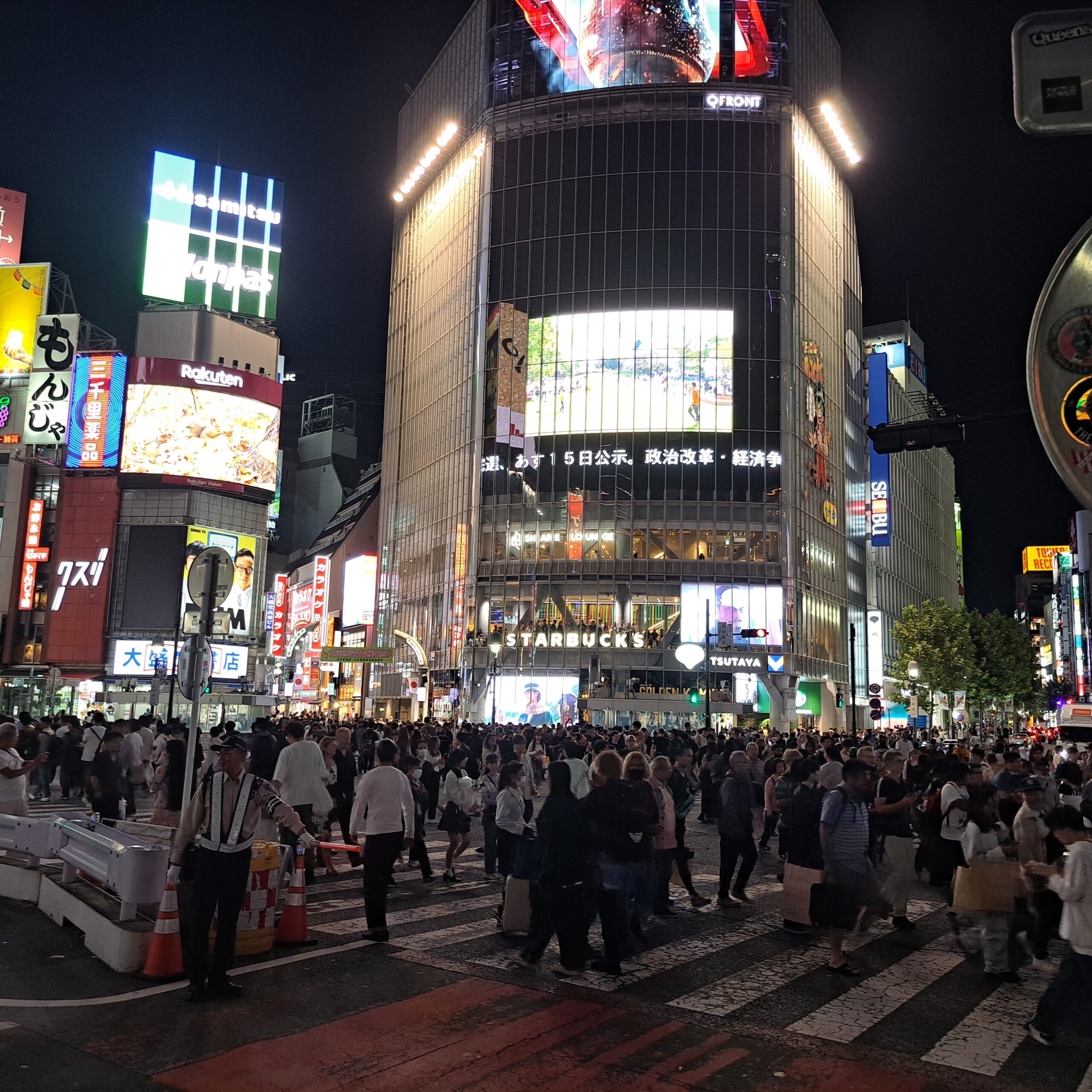 Cruzando Shibuya de noche 2025