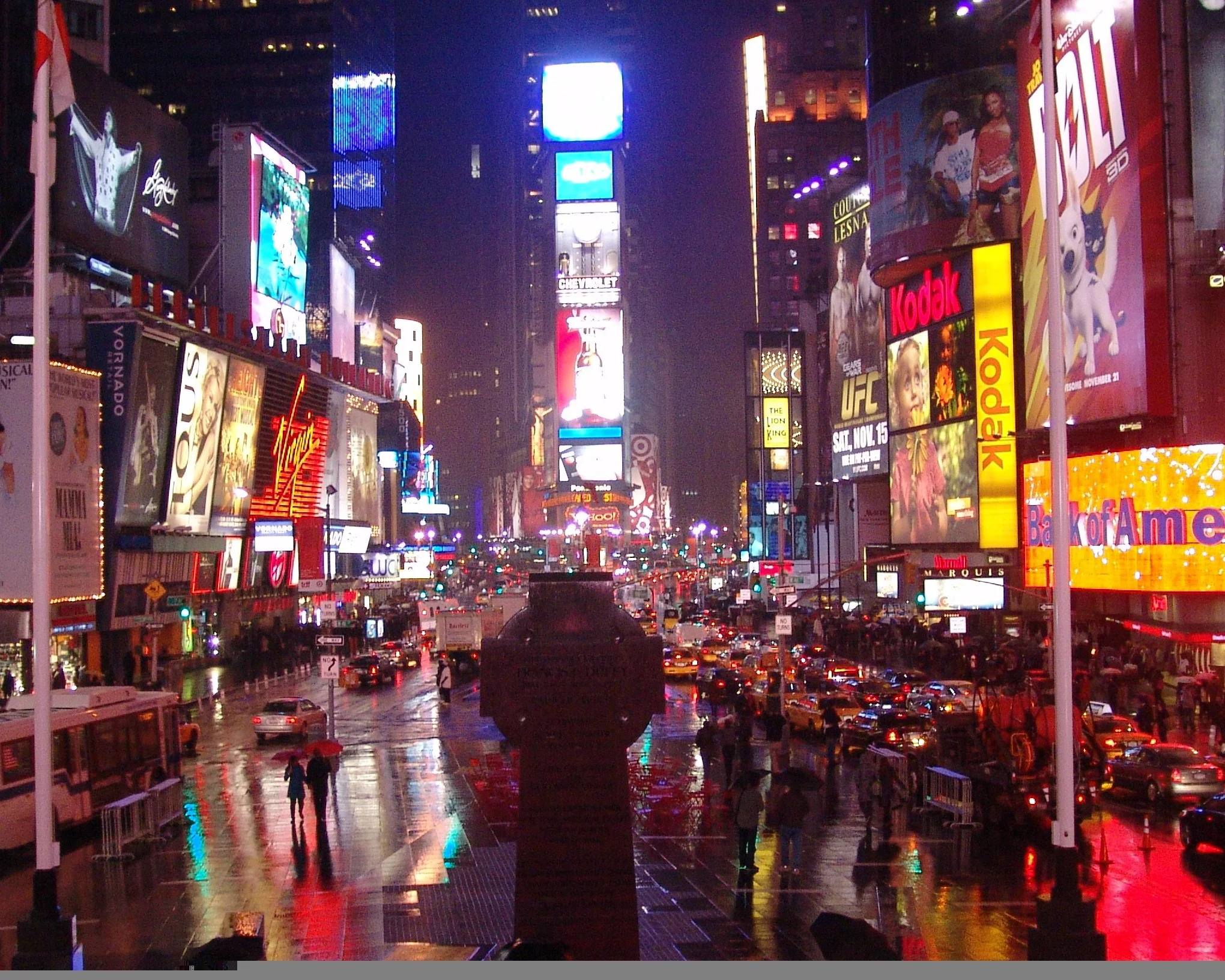 times square bajo la lluvia de noche