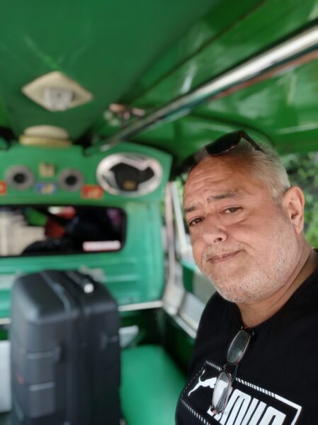 Xavi en un tuk-tuk durante su viaje por Tailandia, 2025 Xavi en un tuk-tuk durante su viaje por Tailandia, 2025