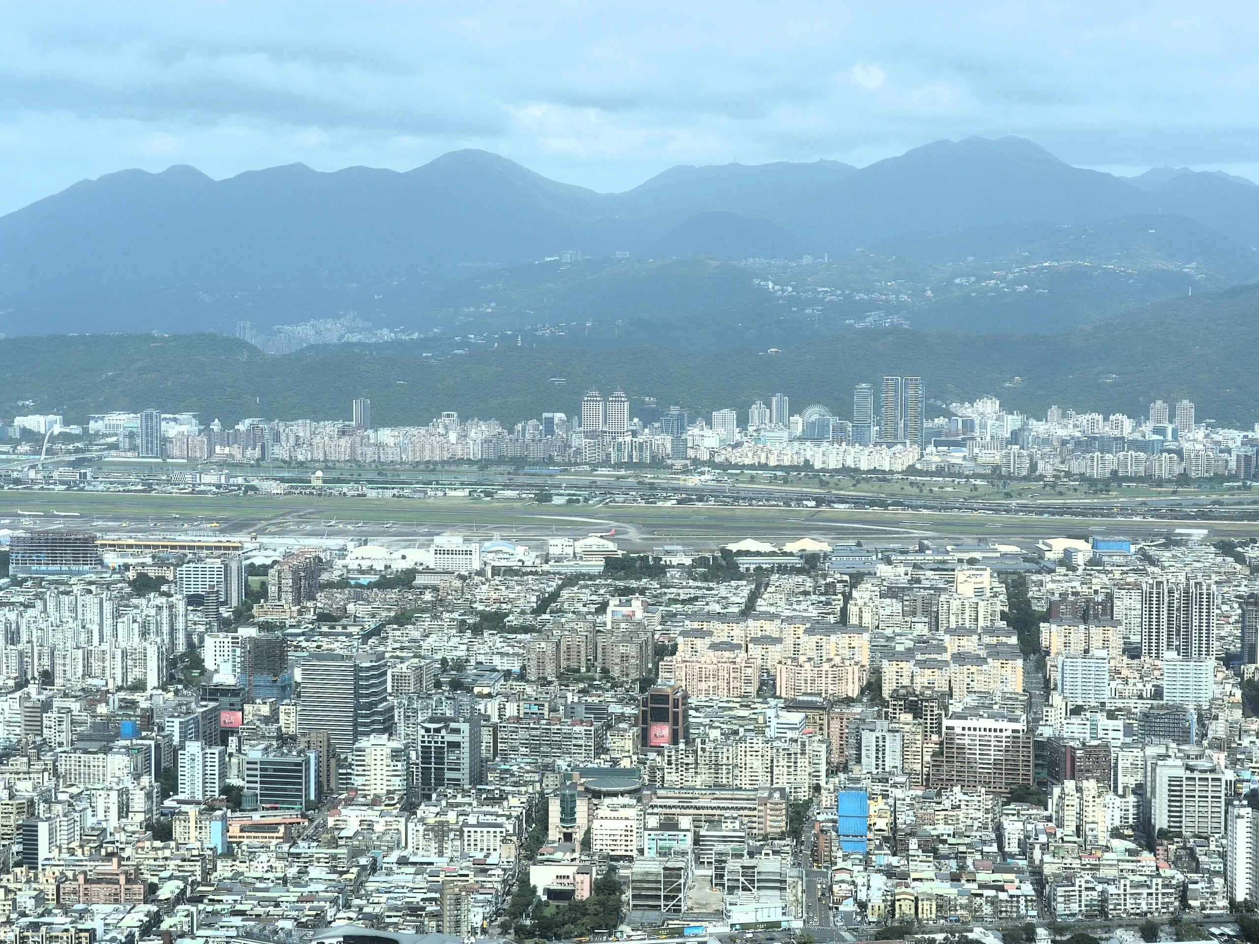 viajar a Taipei. vistas del aeropuerto Songshan desde Taipéi 101 viajar a Taipei. vistas del aeropuerto Songshan desde Taipéi 101