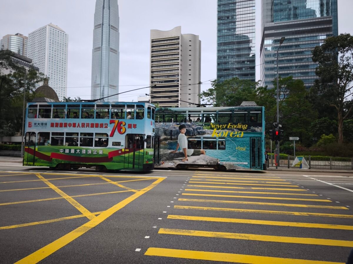 Tranvías en Hong Kong Tranvía de dos pisos recorriendo las calles de Hong Kong