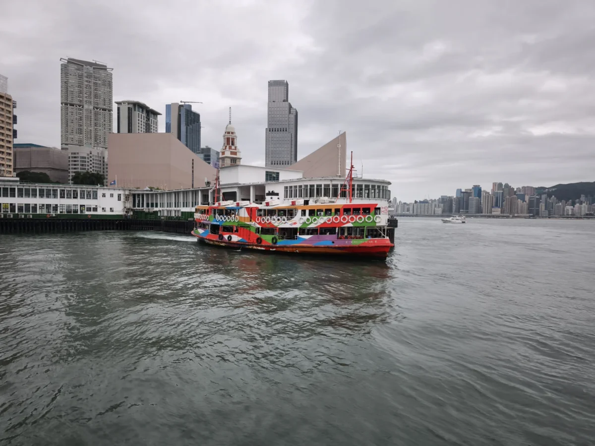 Ferry cruzando Victoria Harbour en Hong Kong