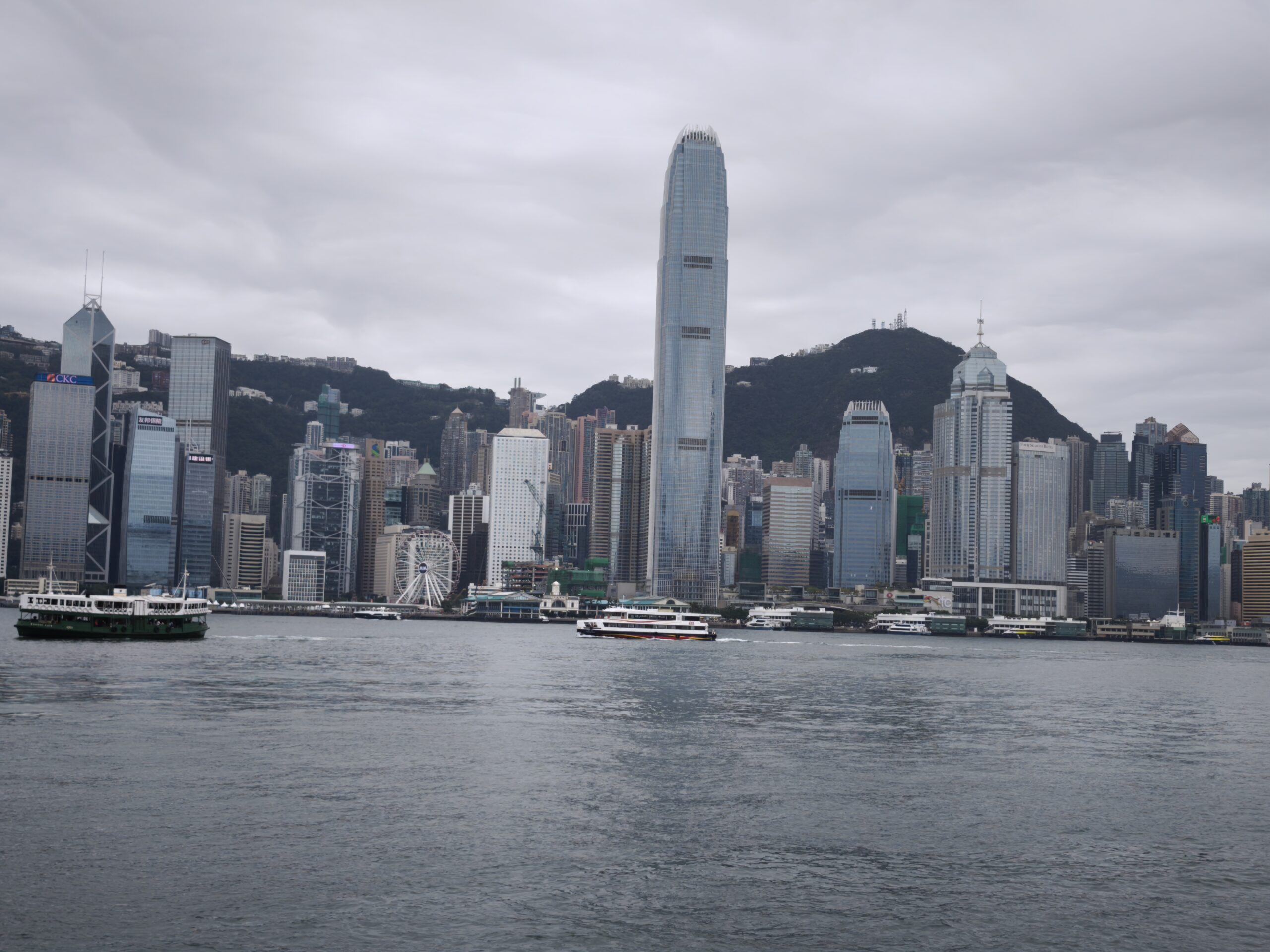 Skyline de Hong Kong desde Kowloon al mediodia Skyline de Hong Kong desde Kowloon al mediodia