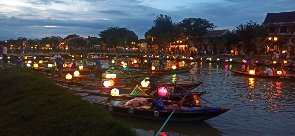 barcas de noche en el rio en Hoi An Viajar a Vietnam