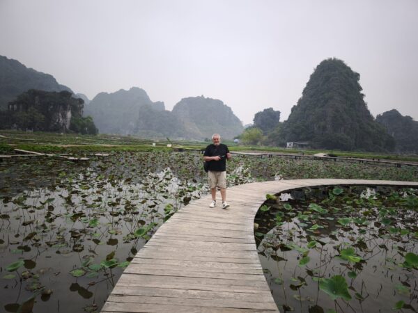 Mua Caves pasarela entre flores Mua Caves pasarela entre flores