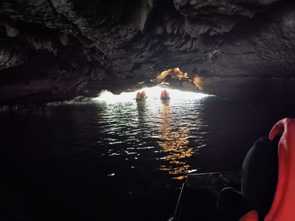 Cuevas en el recorrido de Tam Coc Cuevas en el recorrido de Tam Coc