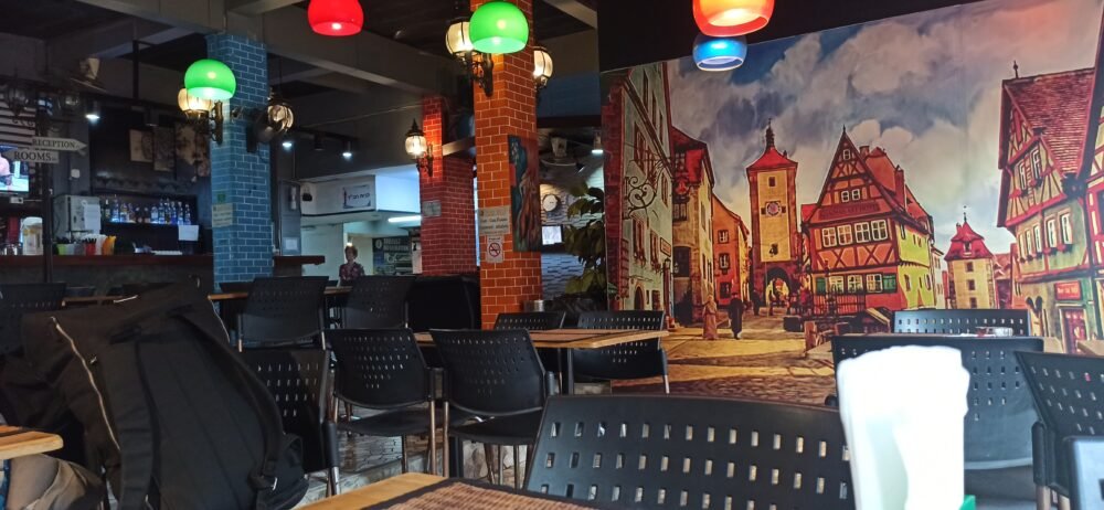 Bar Picaso en el Khaosan Art Hotel en Bangkok, con zona de estar y mostrador de servicio