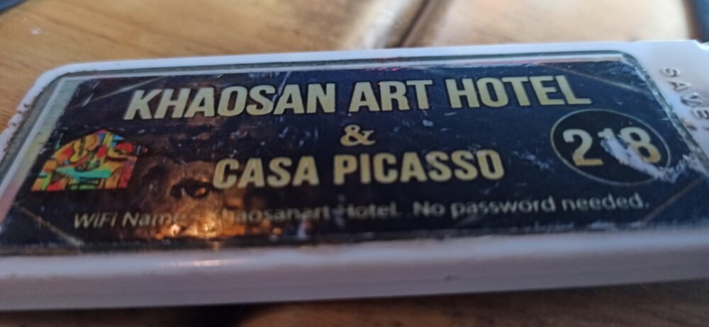 Llavero de la habitación del Khaosan Art Hotel en Bangkok colocado en el cajetín para activar la luz