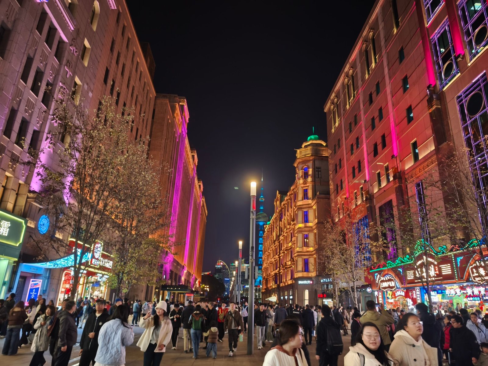 "Nanjing Road Shanghai: comparativa Hong Kong vs Shanghai en calles comerciales"