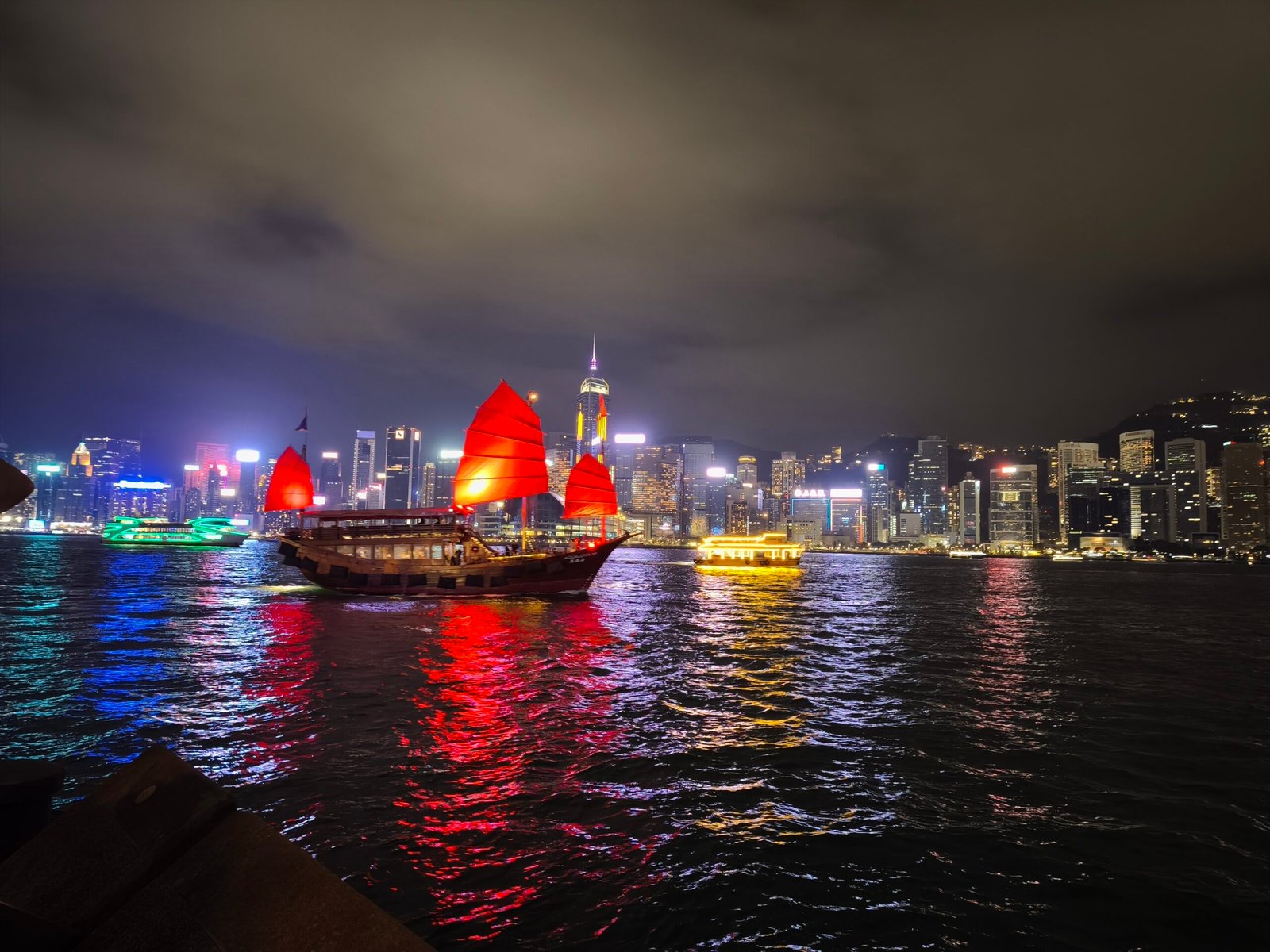 "Hong Kong vs Shanghai: vistas nocturnas de los rascacielos de Kowloon"