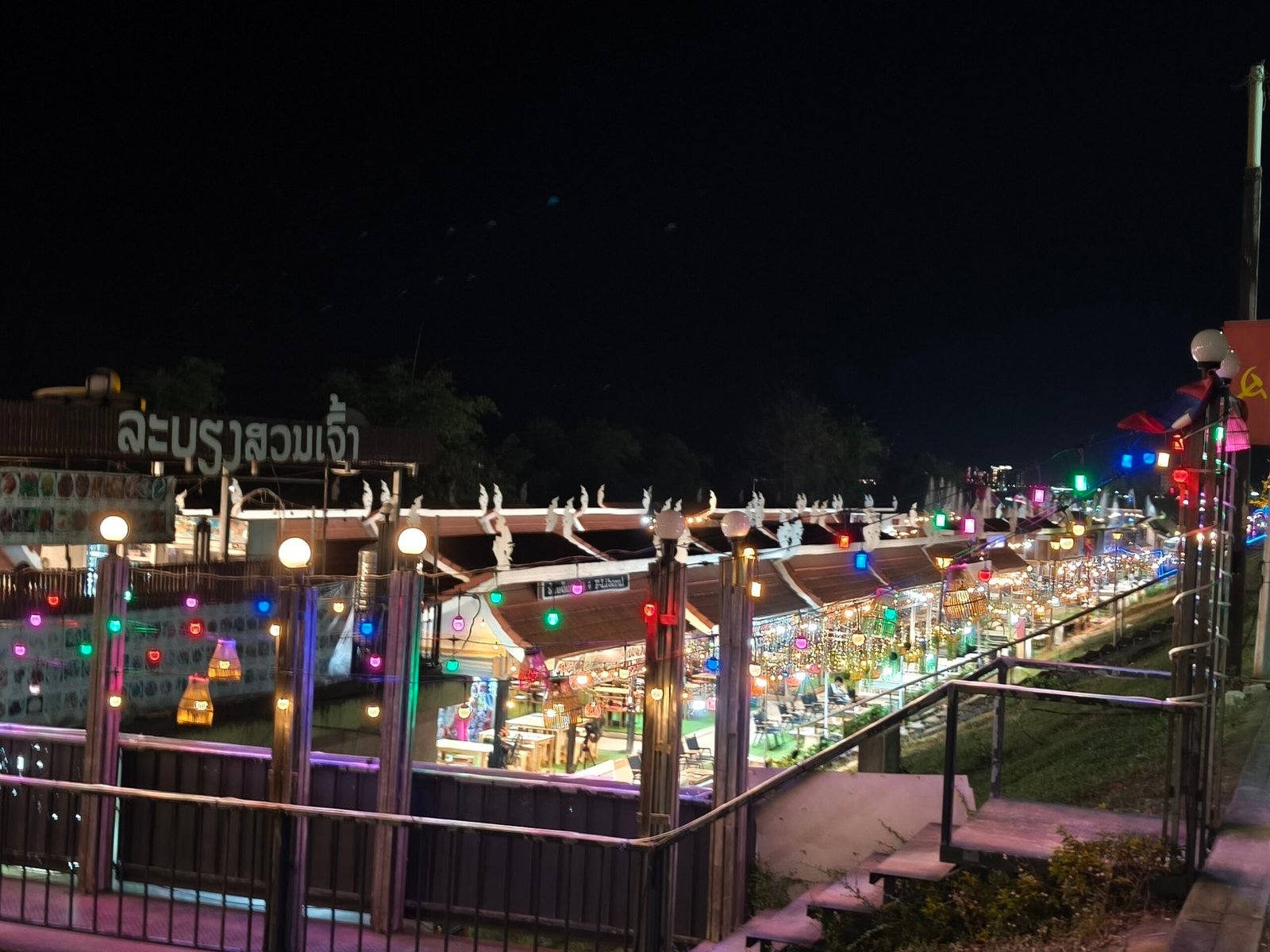 eL night market a orillas del mekong en Vientian