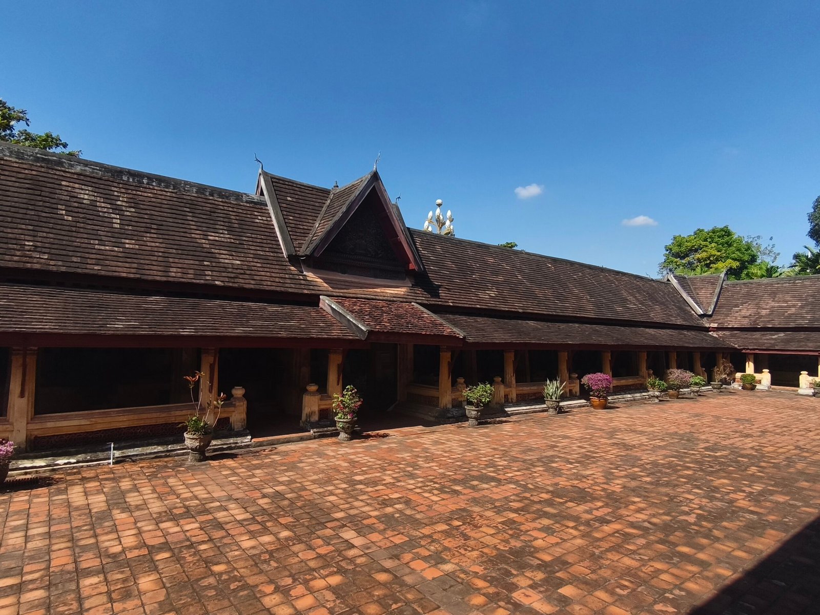 Patio interior del Wat Sisaket en Vientián, Laos, con pequeñas estatuas de Buda