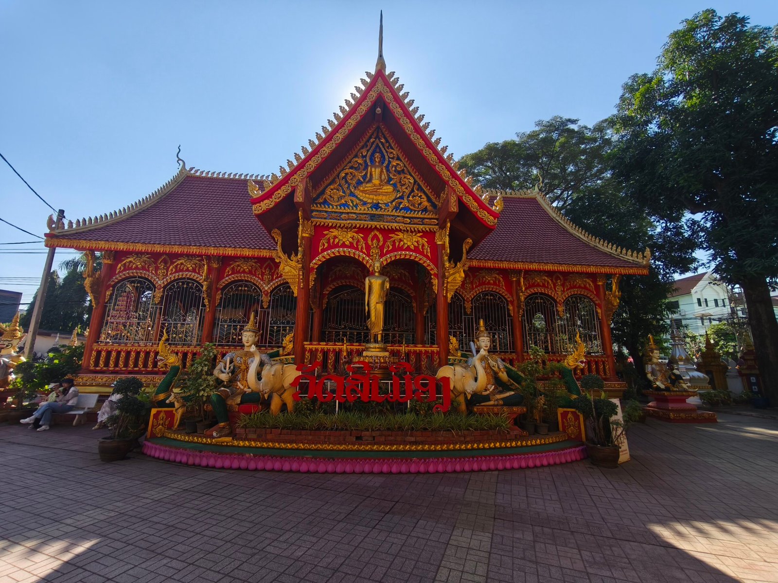Edificio tradicional del templo Wat Si Muang en Vientián, Laos Edificio tradicional del templo Wat Si Muang en Vientián, Laos