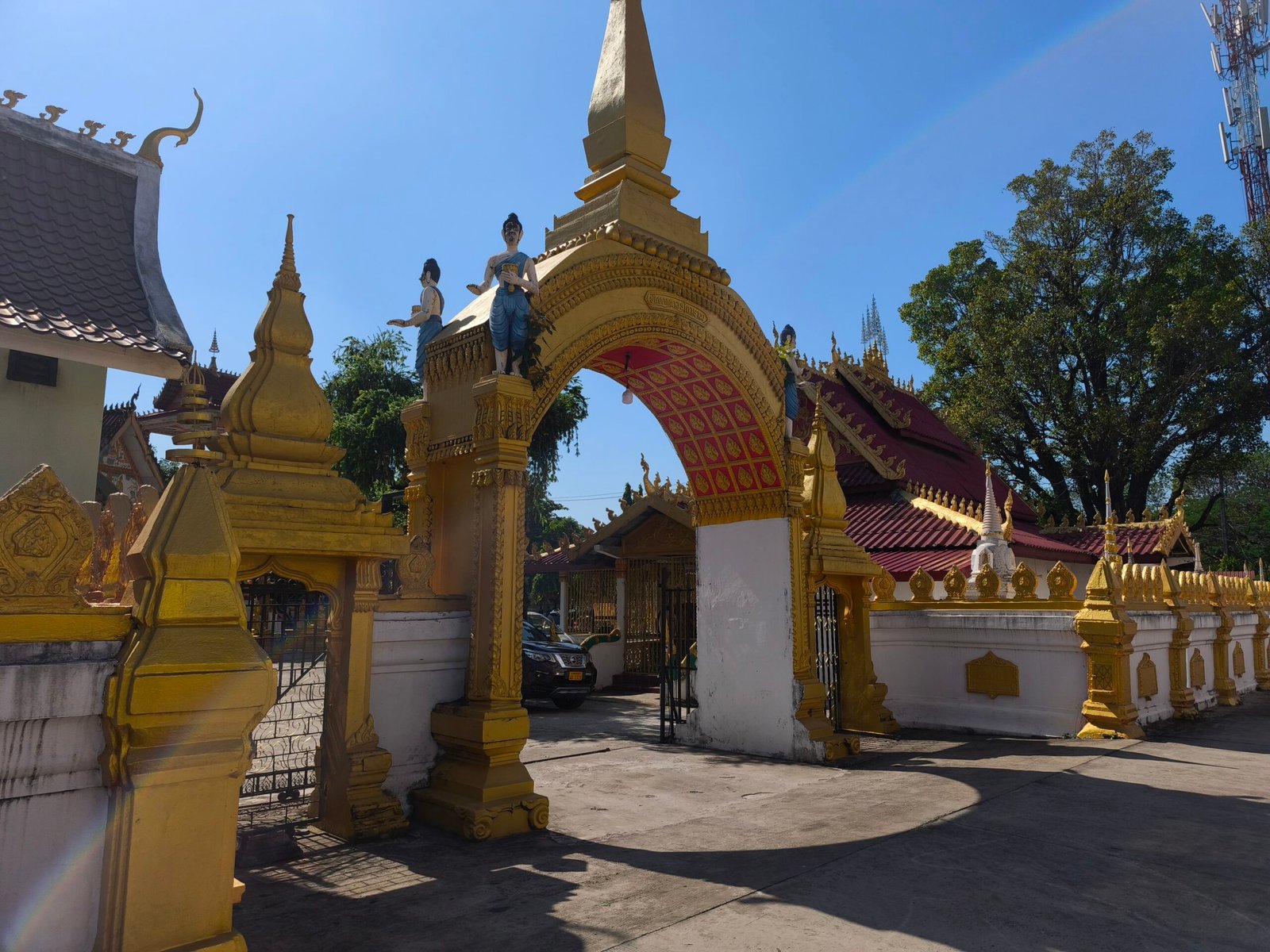 Puerta de entrada del Wat That Khao, en un callejon lateral Puerta de entrada del Wat That Khao, en un callejon lateral