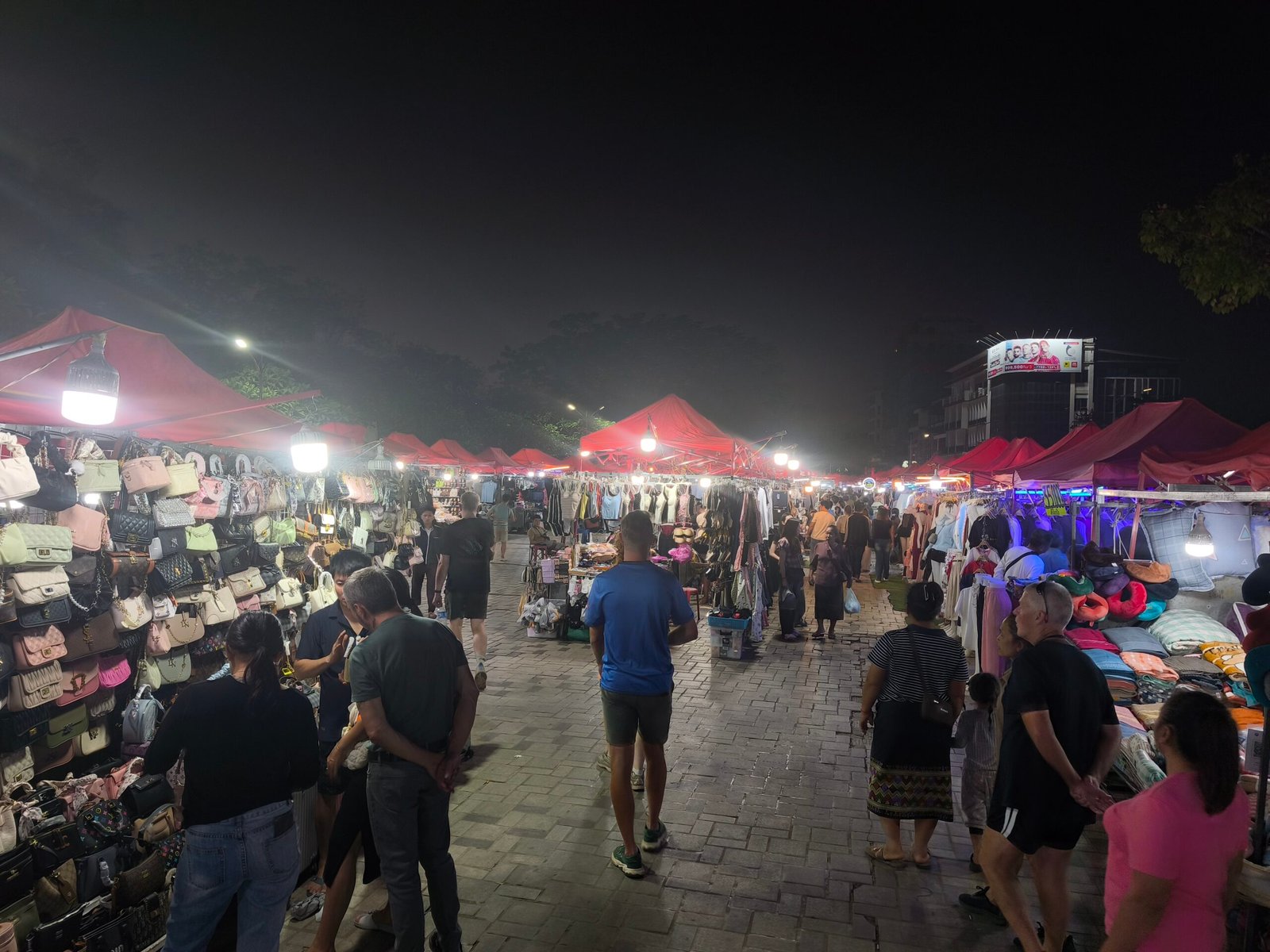 Vientian night market de ropa Chao Anouvong Park