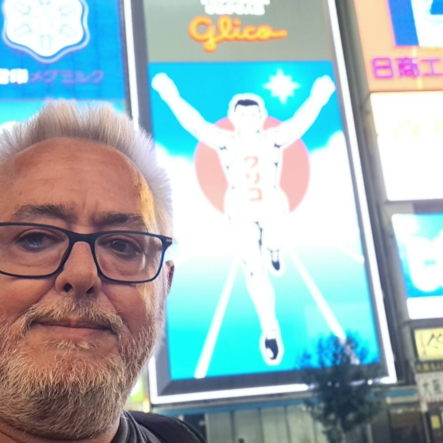 Osaka, posando delante del anuncio de Glico
