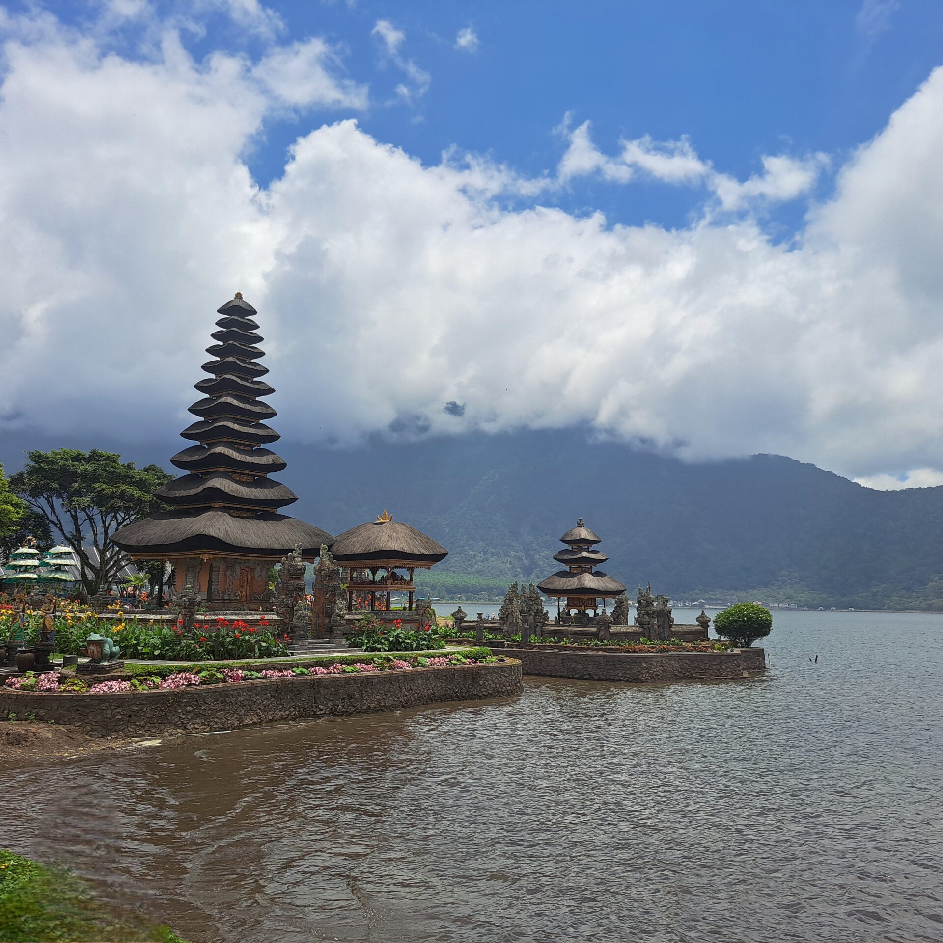 Pura Ulun Danu Bratan después de un largo recorrido en moto, Bali